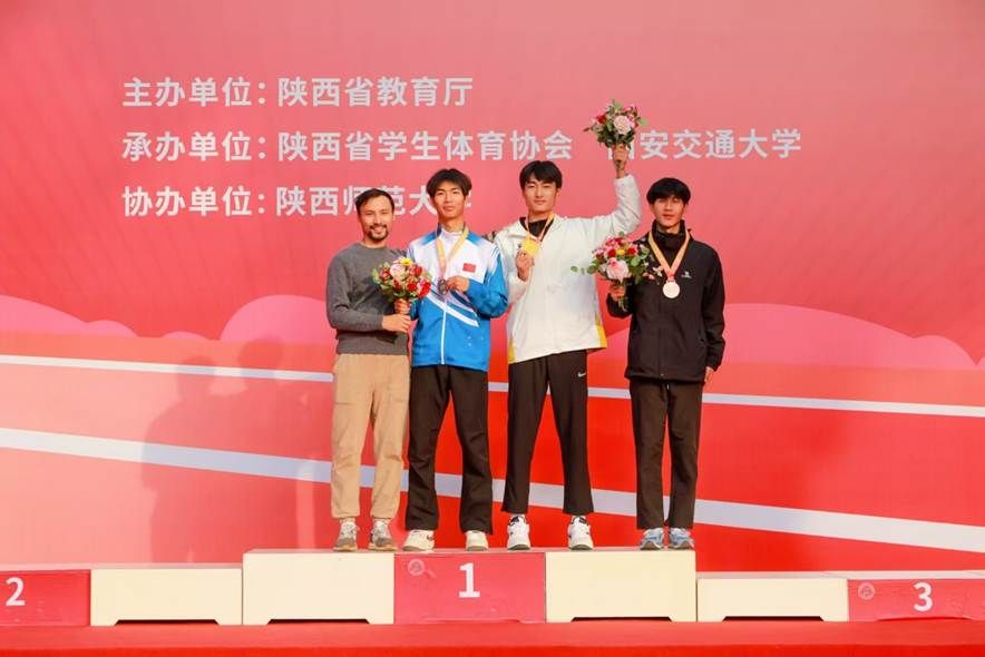 人们站在一起 AI 生成的内容可能不正确。