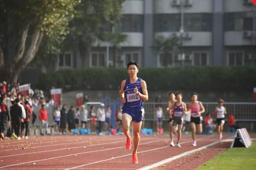 人跳起来 AI 生成的内容可能不正确。