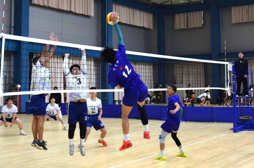 一群小孩正在踢足球 AI 生成的内容可能不正确。