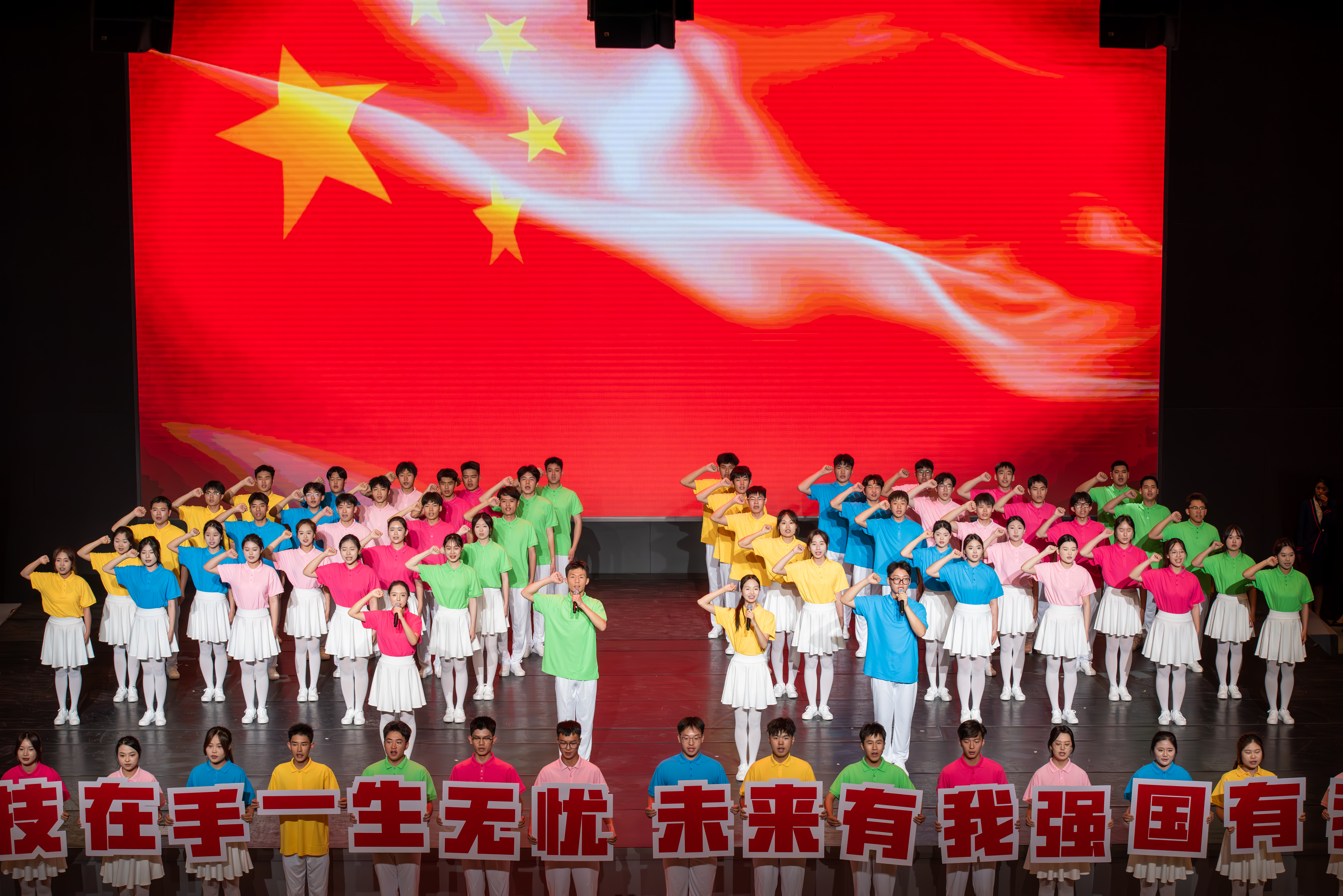 我院学子在2024年陕西省职教活动周启动仪式上进行青春宣